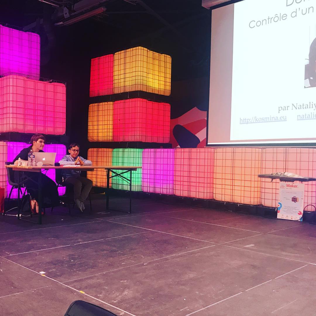 Dispositif scénique lumineux et interactif